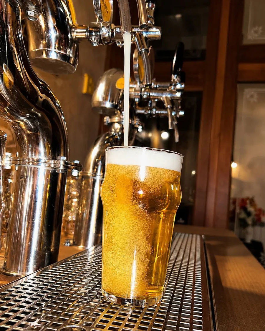 Birra artigianale italiana spillata alla spina al bancone dell'Osteria Il Ganascino, San Martino del Lago (Cremona).