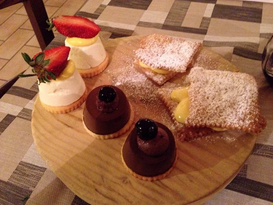 Dolci artigianali, crostatine e millefoglie serviti su tagliere all'Osteria Il Ganascino, San Martino del Lago (Cremona).