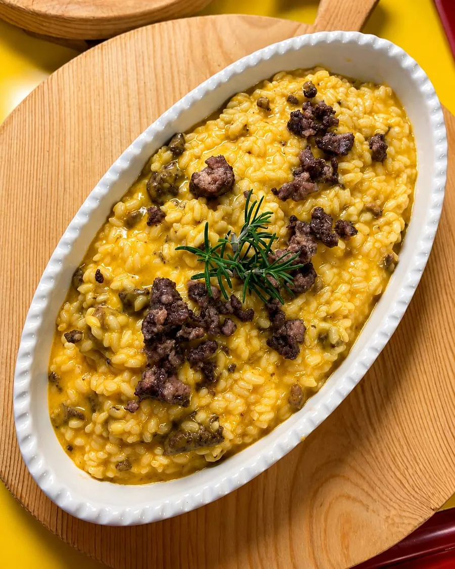 Risotto di stagione con salsiccia e rosmarino servito in pirofila all'Osteria Il Ganascino, San Martino del Lago (Cremona).