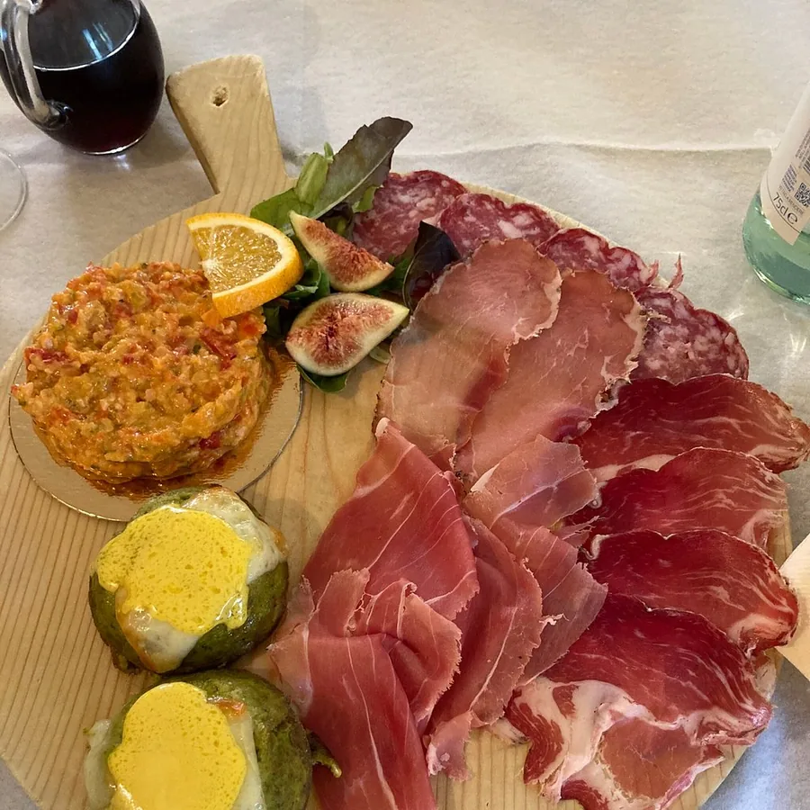 Tagliere di salumi selezionati con verdure e fichi all'Osteria Il Ganascino, San Martino del Lago (Cremona).